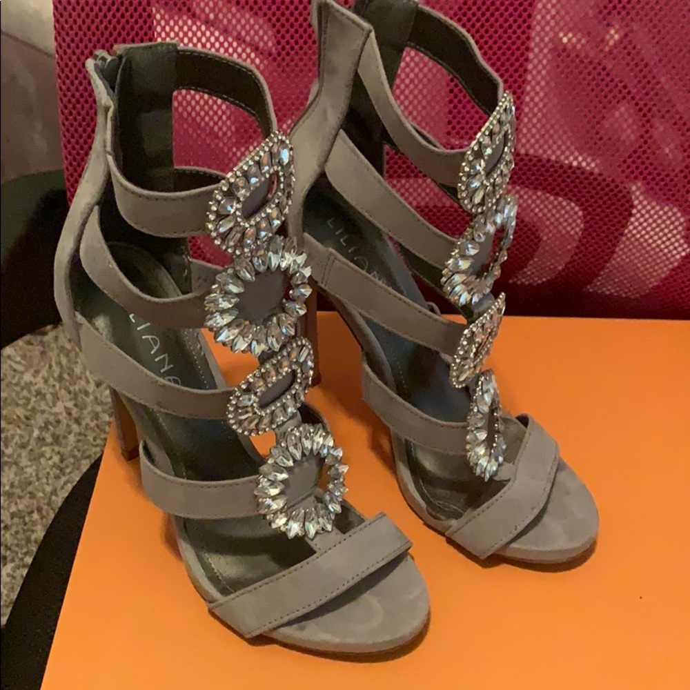 Grey Heel - Picture 2 of 2